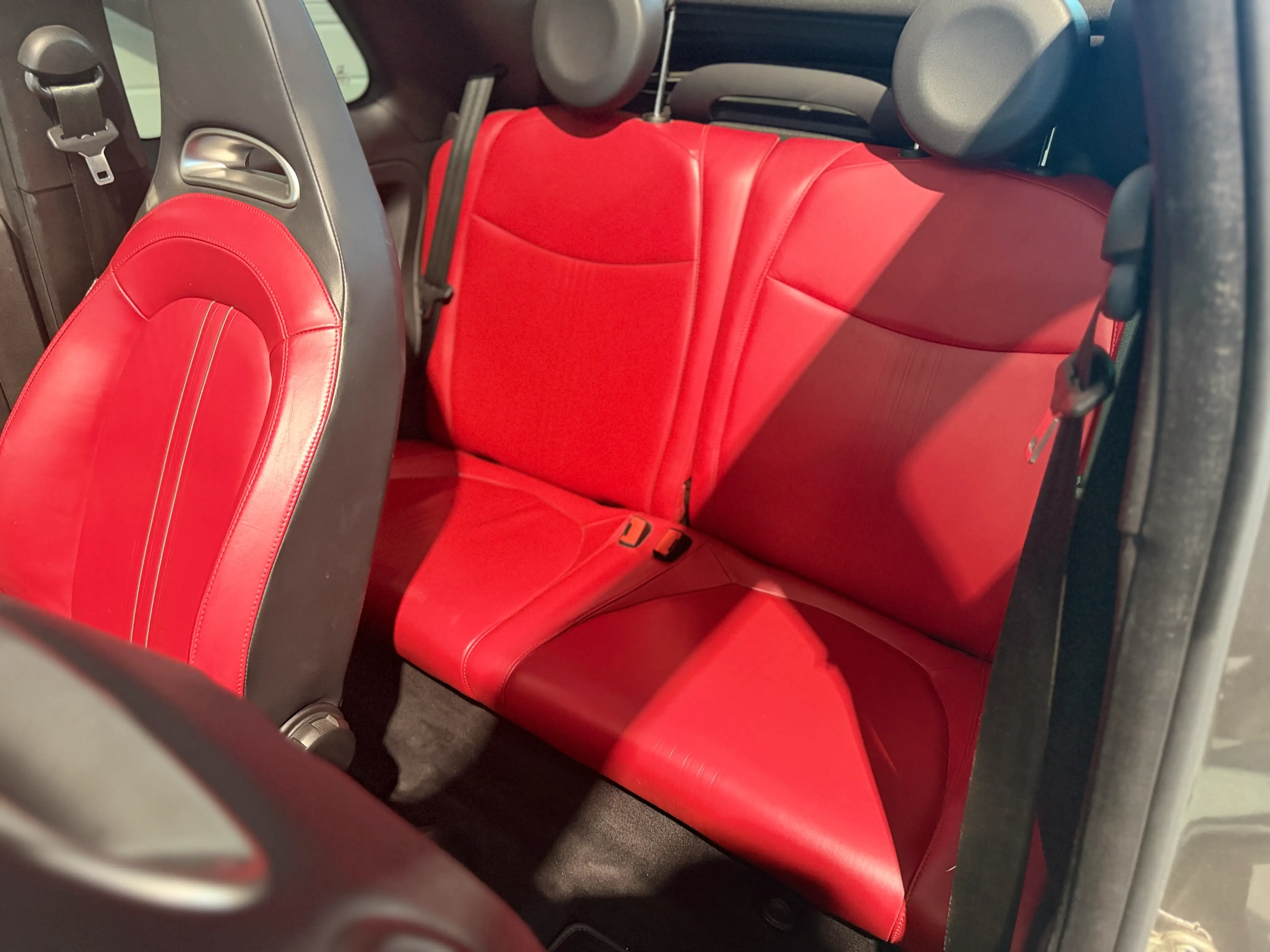 Image secondaire de Fiat 500C Abarth - Cabriolet - 595 Turismo - 160 cv - Boite Automatique - Interieur Cuir Rouge - 110000 Km - 500