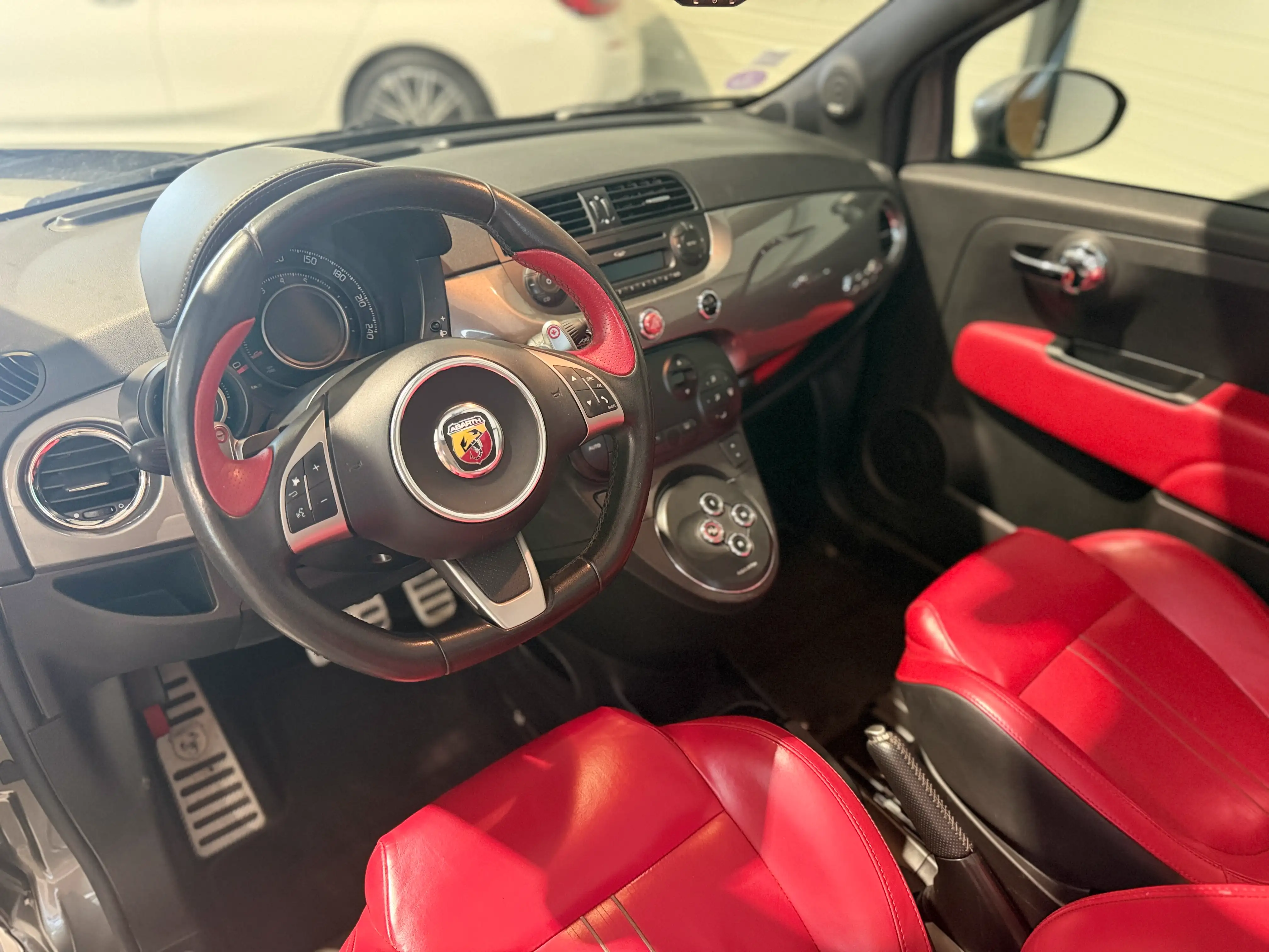Image secondaire de Fiat 500C Abarth - Cabriolet - 595 Turismo - 160 cv - Boite Automatique - Interieur Cuir Rouge - 110000 Km - 500