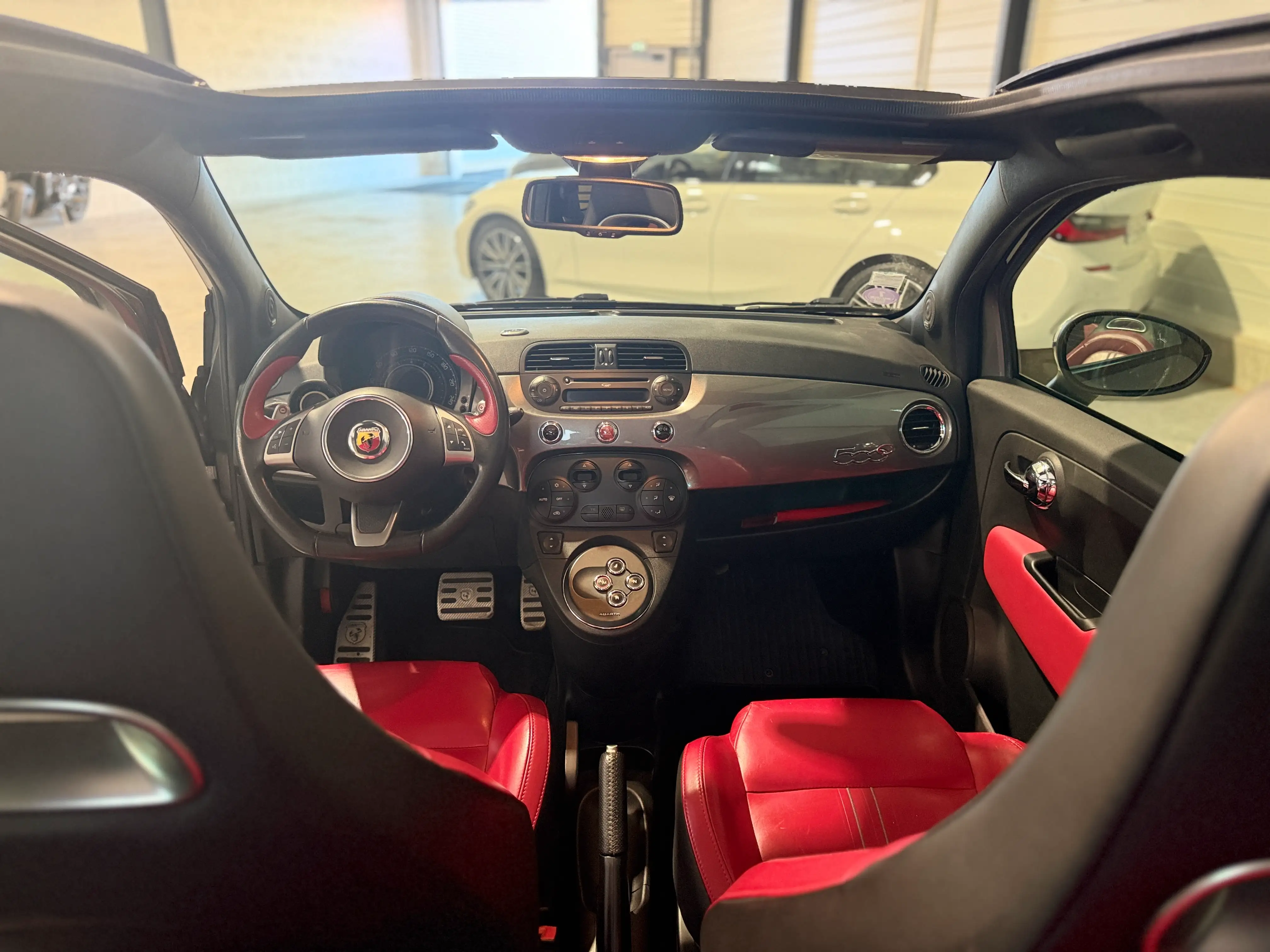 Image secondaire de Fiat 500C Abarth - Cabriolet - 595 Turismo - 160 cv - Boite Automatique - Interieur Cuir Rouge - 110000 Km - 500