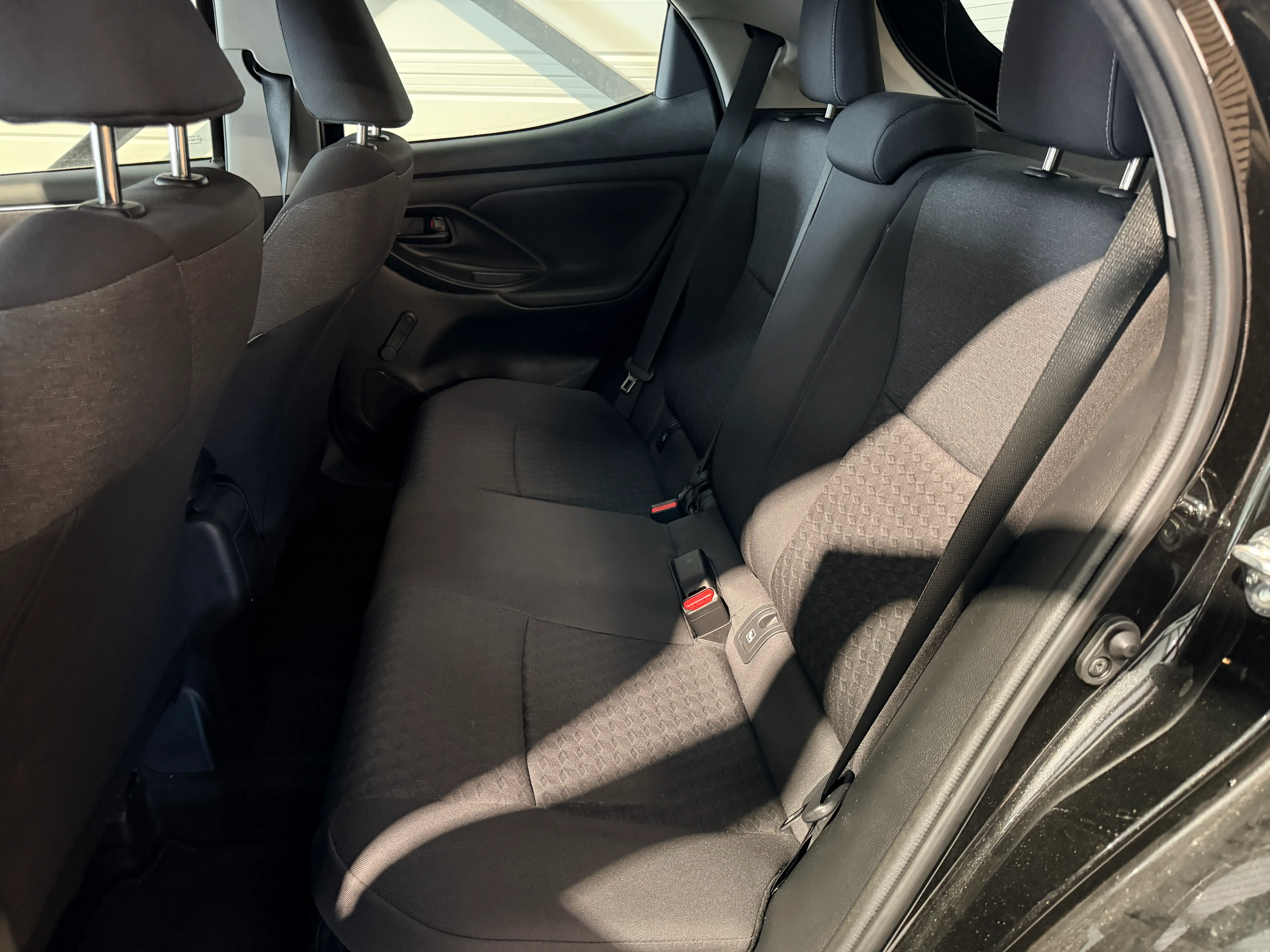 Image secondaire de Toyota Yaris - Hybride - 116 cv - 32500 Km - Carplay - Boite Auto - Maintien de voie actif - Regulateur Adaptatif - Camera de recul
