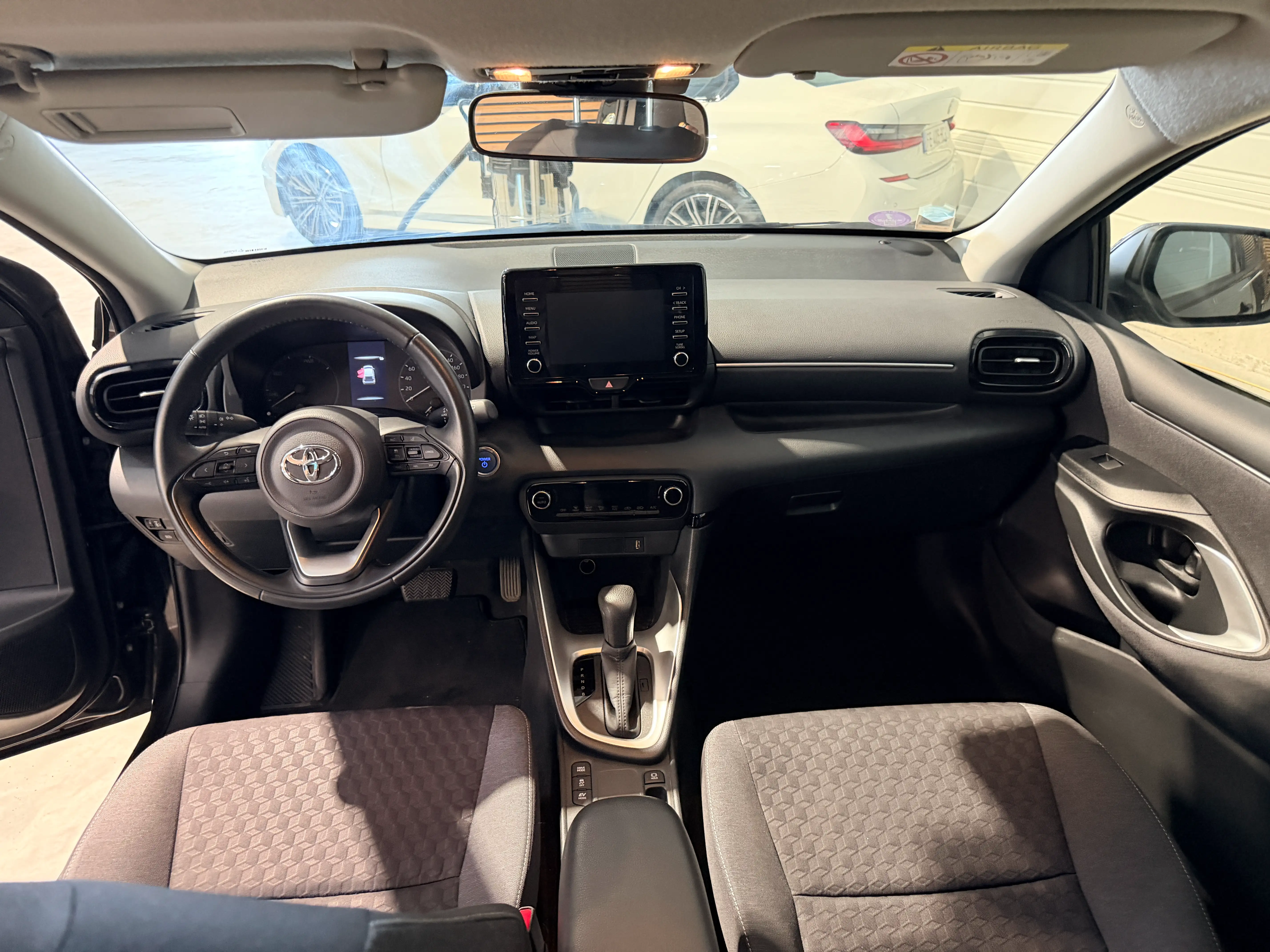Image secondaire de Toyota Yaris - Hybride - 116 cv - 32500 Km - Carplay - Boite Auto - Maintien de voie actif - Regulateur Adaptatif - Camera de recul