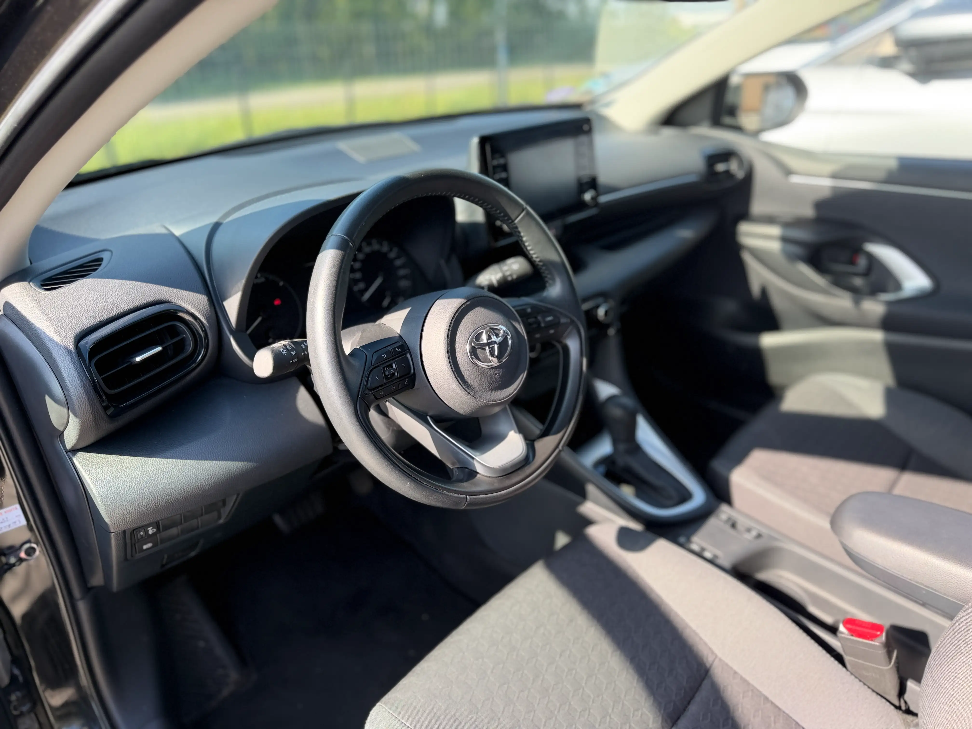 Image secondaire de Toyota Yaris - Hybride - 116 cv - 32500 Km - Carplay - Boite Auto - Maintien de voie actif - Regulateur Adaptatif - Camera de recul