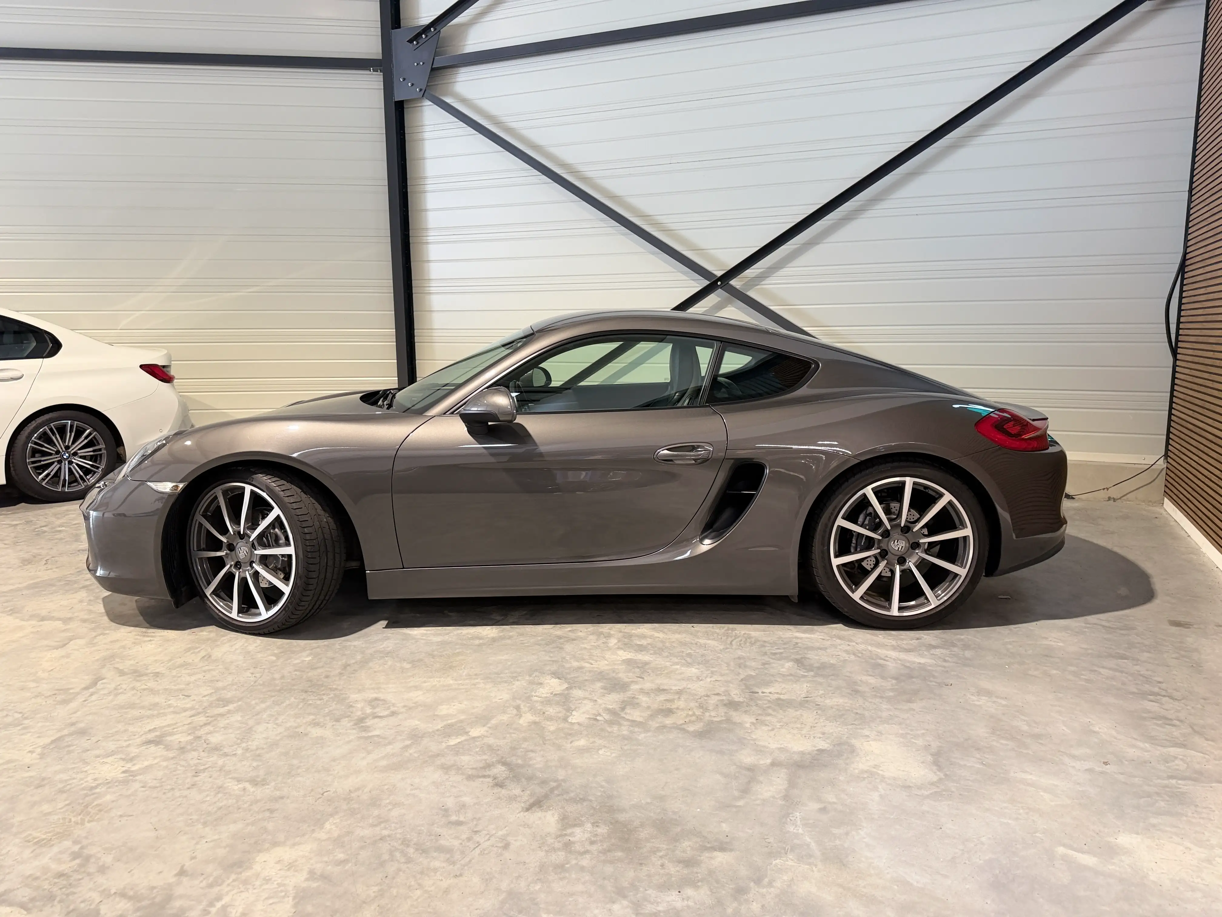 Image secondaire de Porsche Cayman 981 - 275 cv - PDK - 61000 Km - Siege chauffants - Echappement sport - Interieur Cuir - Xenon
