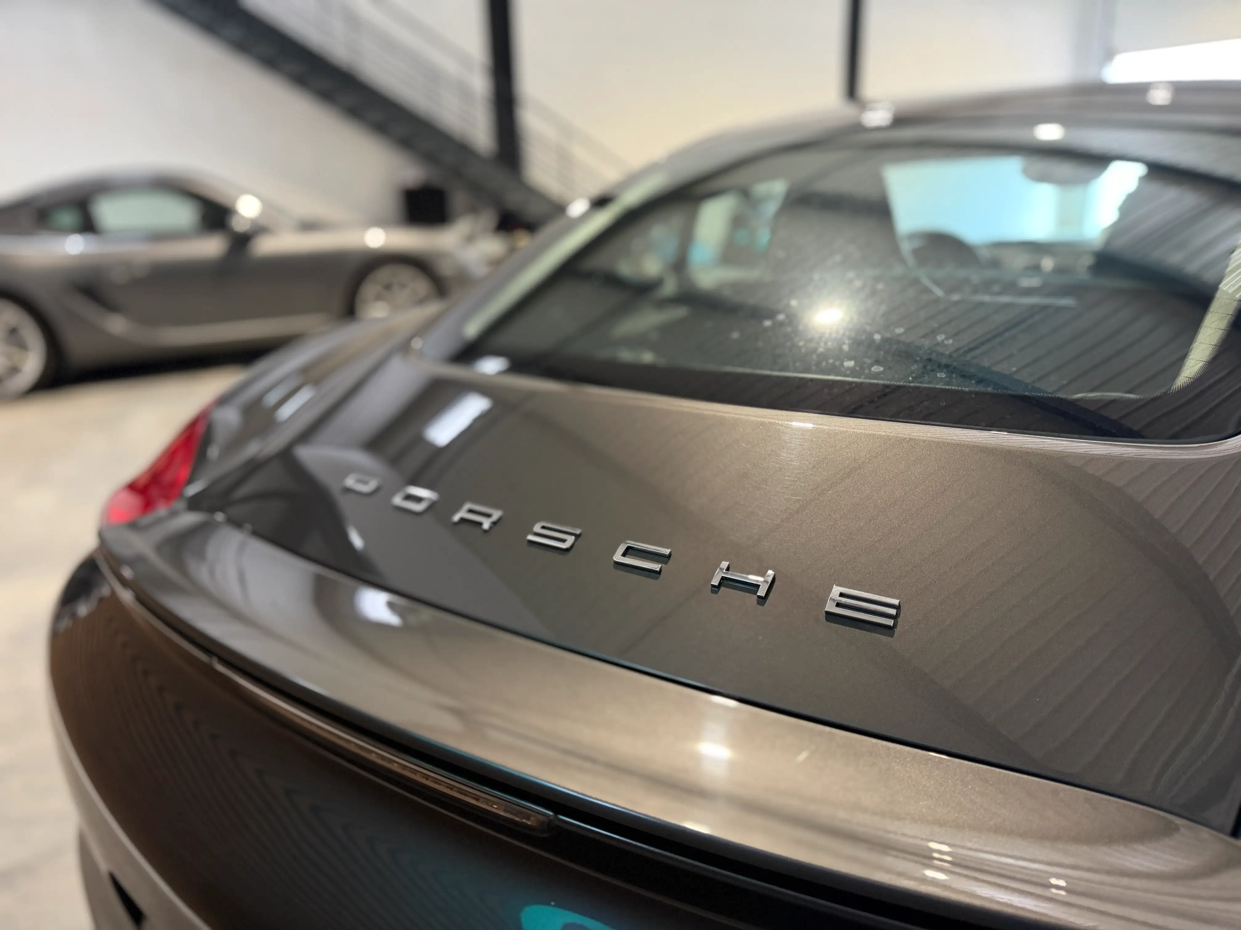 Image secondaire de Porsche Cayman 981 - 275 cv - PDK - 61000 Km - Siege chauffants - Echappement sport - Interieur Cuir - Xenon