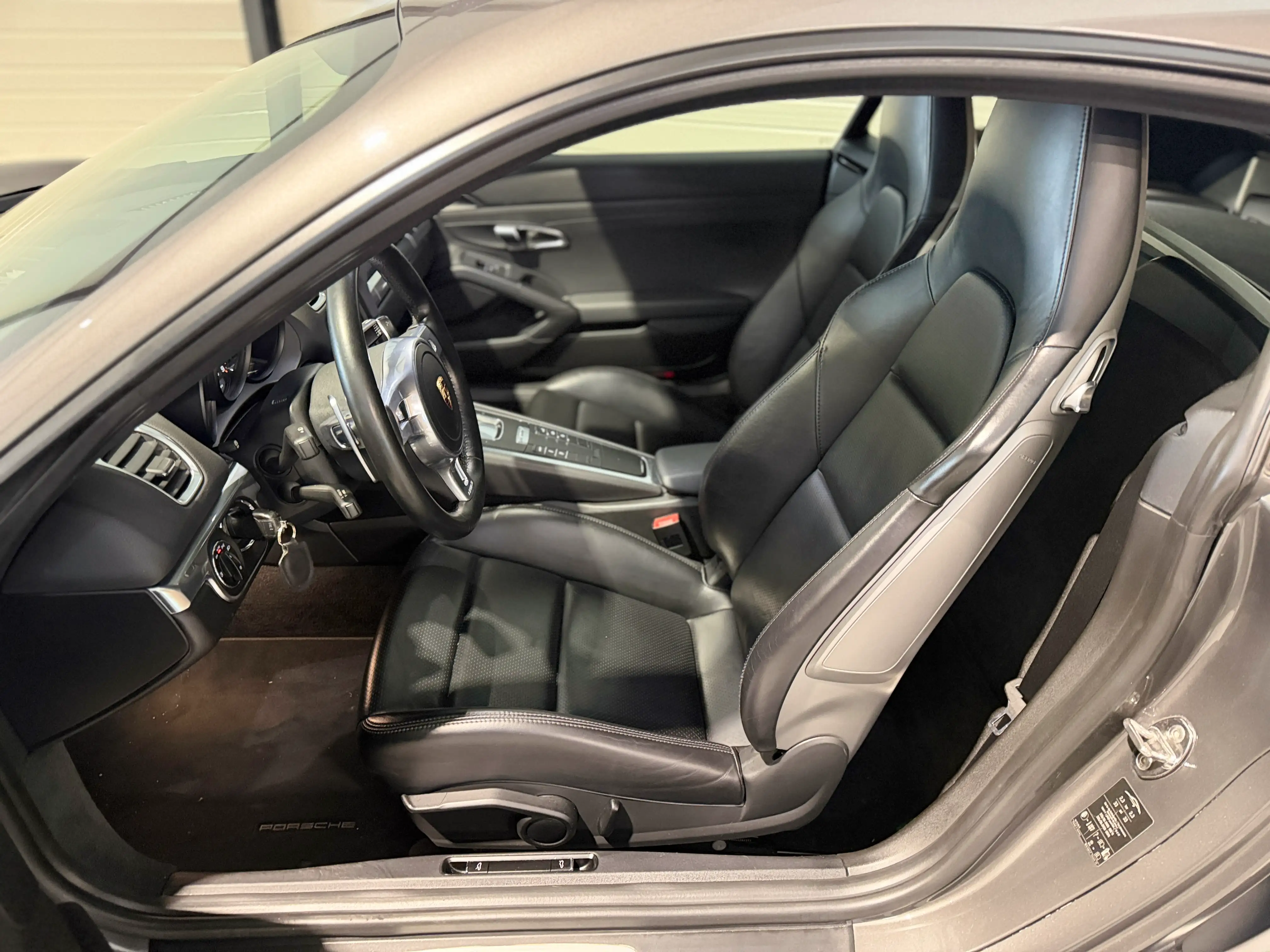Image secondaire de Porsche Cayman 981 - 275 cv - PDK - 61000 Km - Siege chauffants - Echappement sport - Interieur Cuir - Xenon