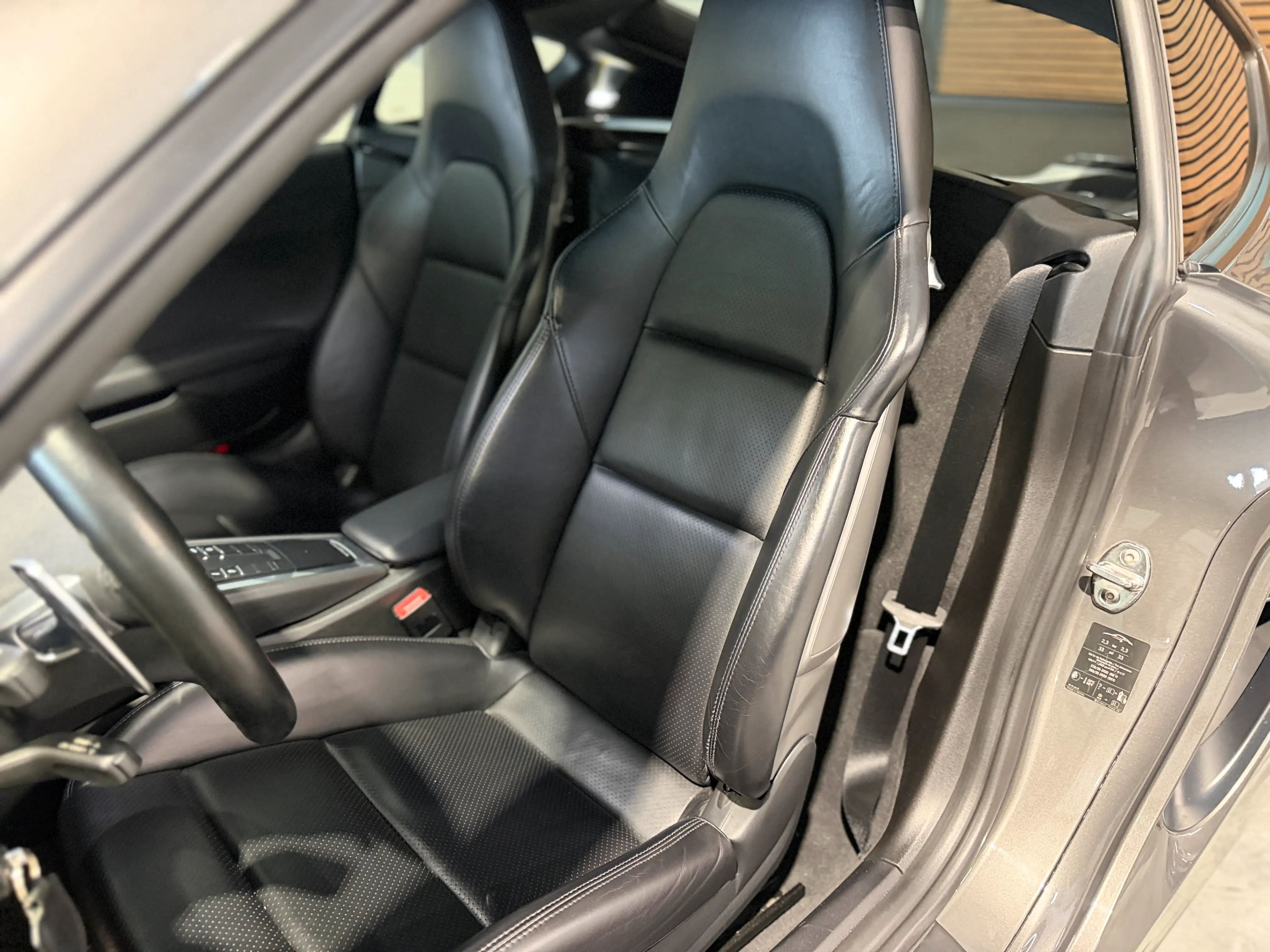 Image secondaire de Porsche Cayman 981 - 275 cv - PDK - 61000 Km - Siege chauffants - Echappement sport - Interieur Cuir - Xenon