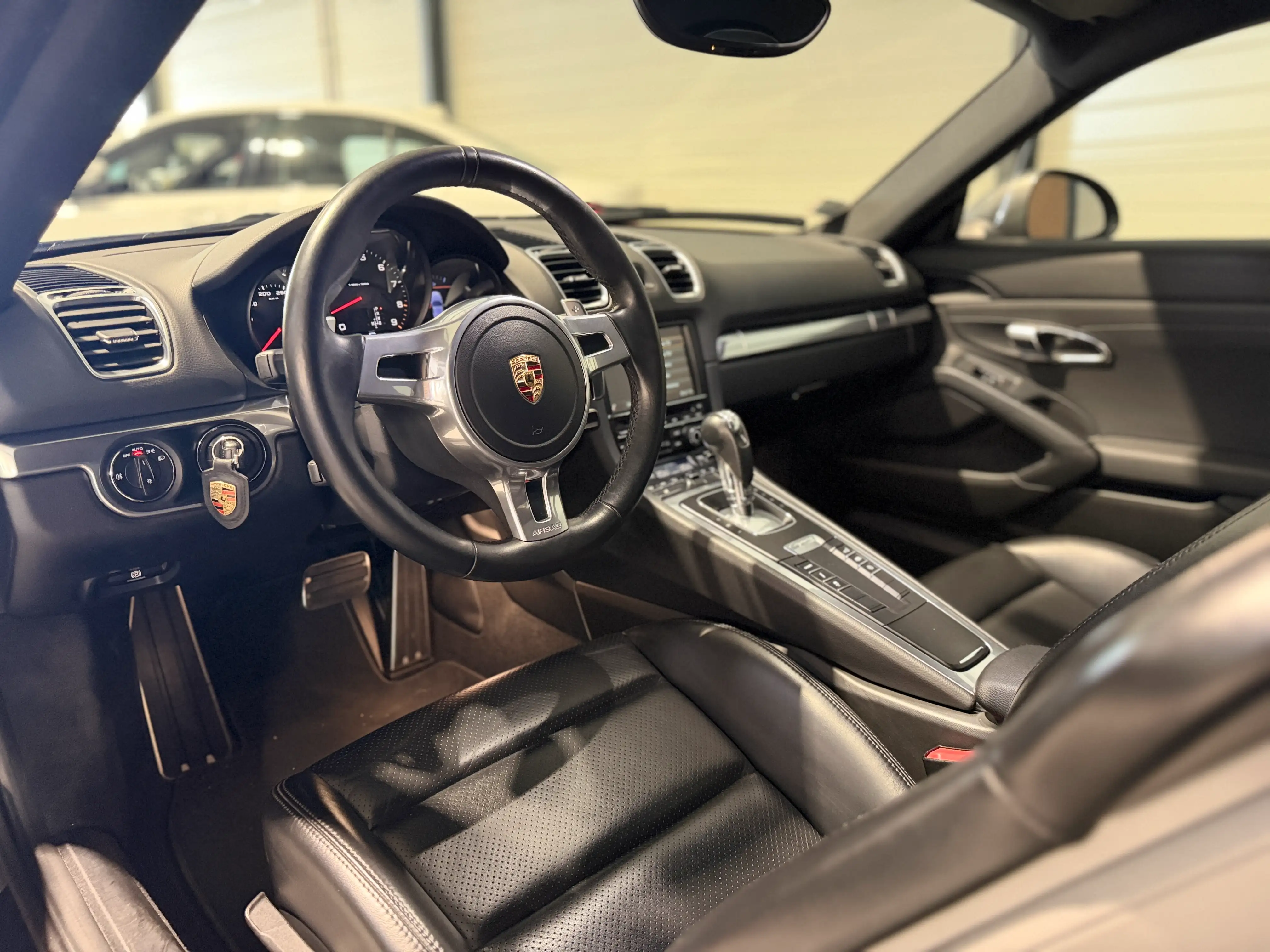 Image secondaire de Porsche Cayman 981 - 275 cv - PDK - 61000 Km - Siege chauffants - Echappement sport - Interieur Cuir - Xenon