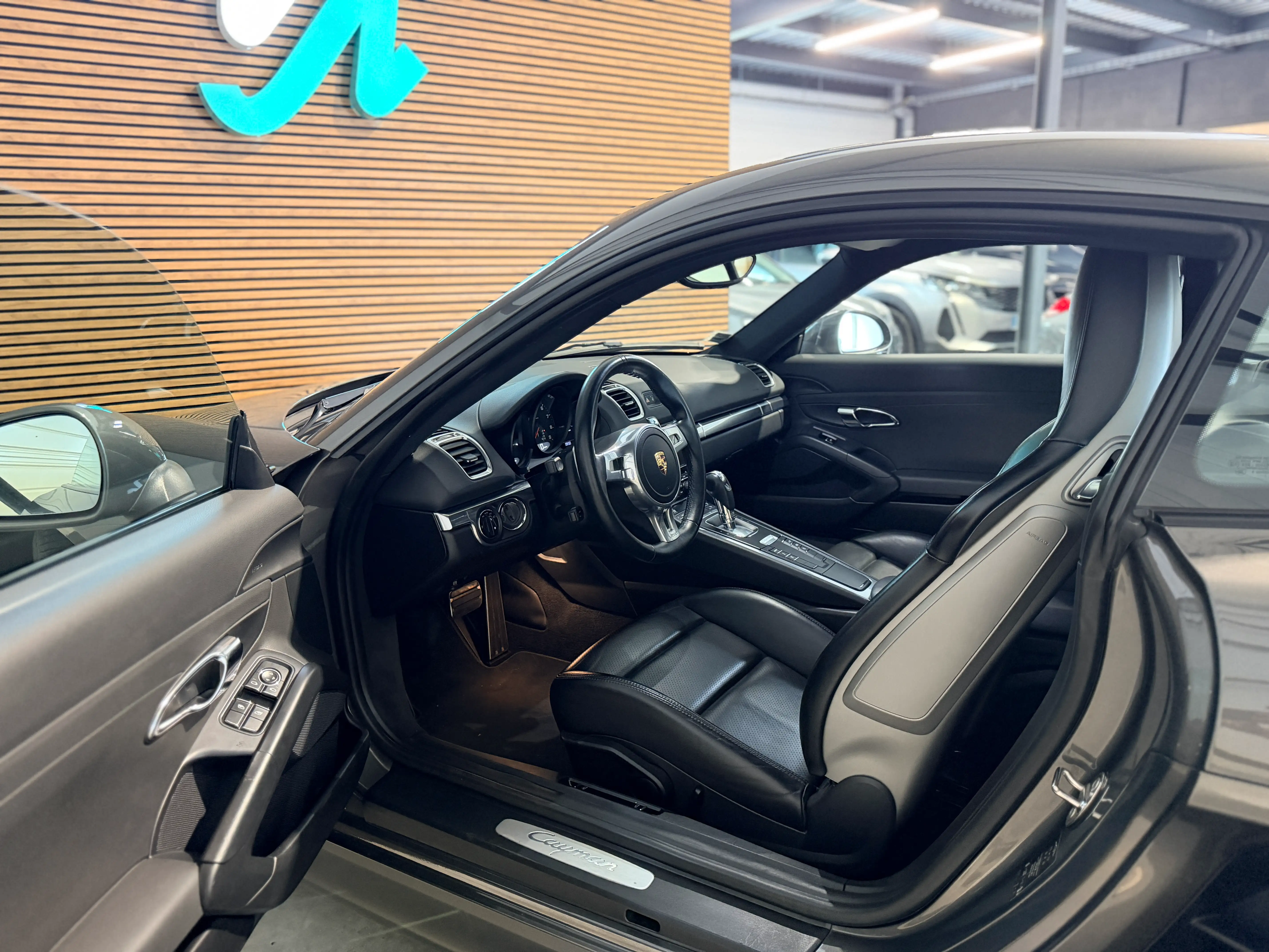 Image secondaire de Porsche Cayman 981 - 275 cv - PDK - 61000 Km - Siege chauffants - Echappement sport - Interieur Cuir - Xenon