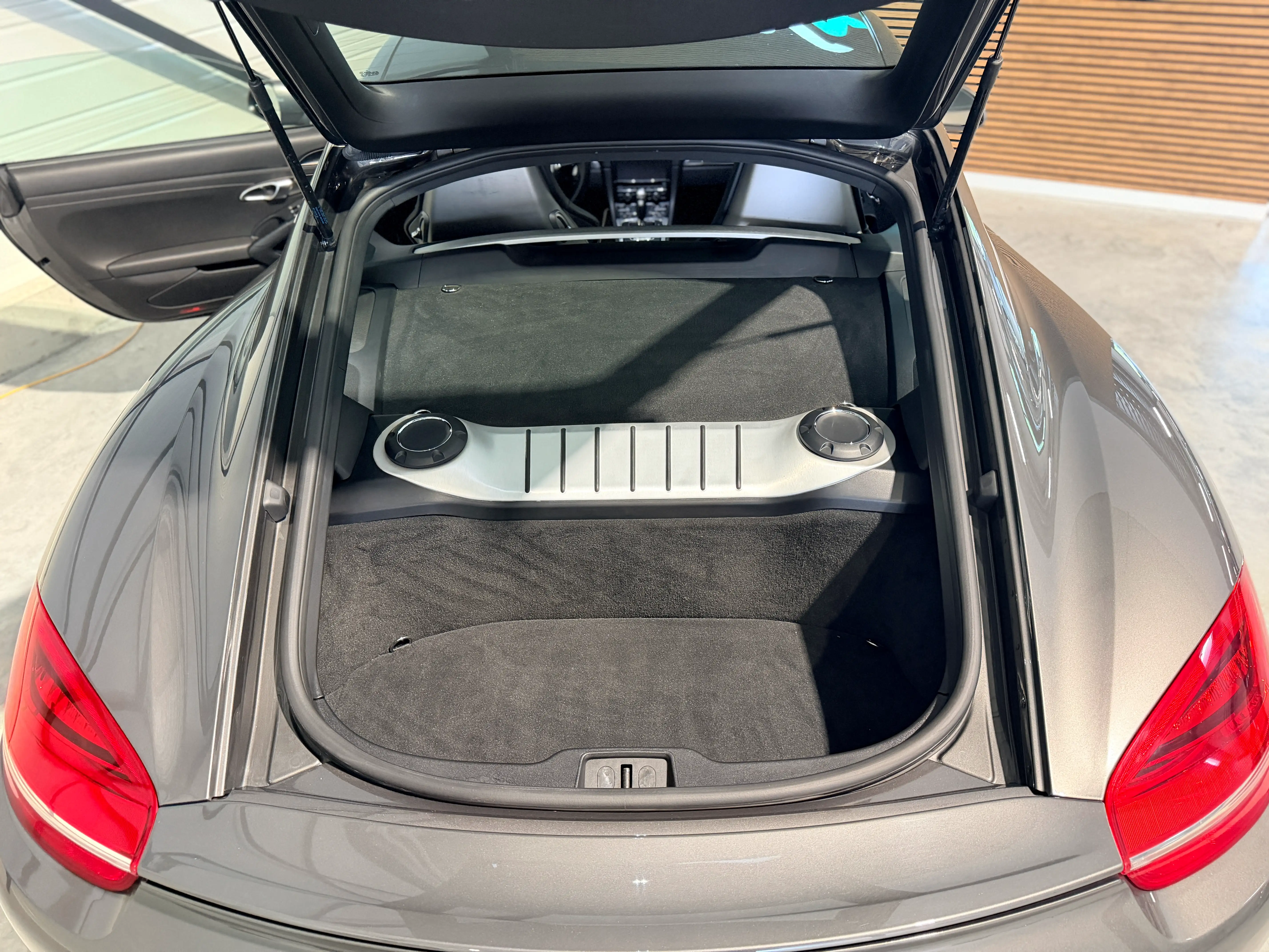 Image secondaire de Porsche Cayman 981 - 275 cv - PDK - 61000 Km - Siege chauffants - Echappement sport - Interieur Cuir - Xenon