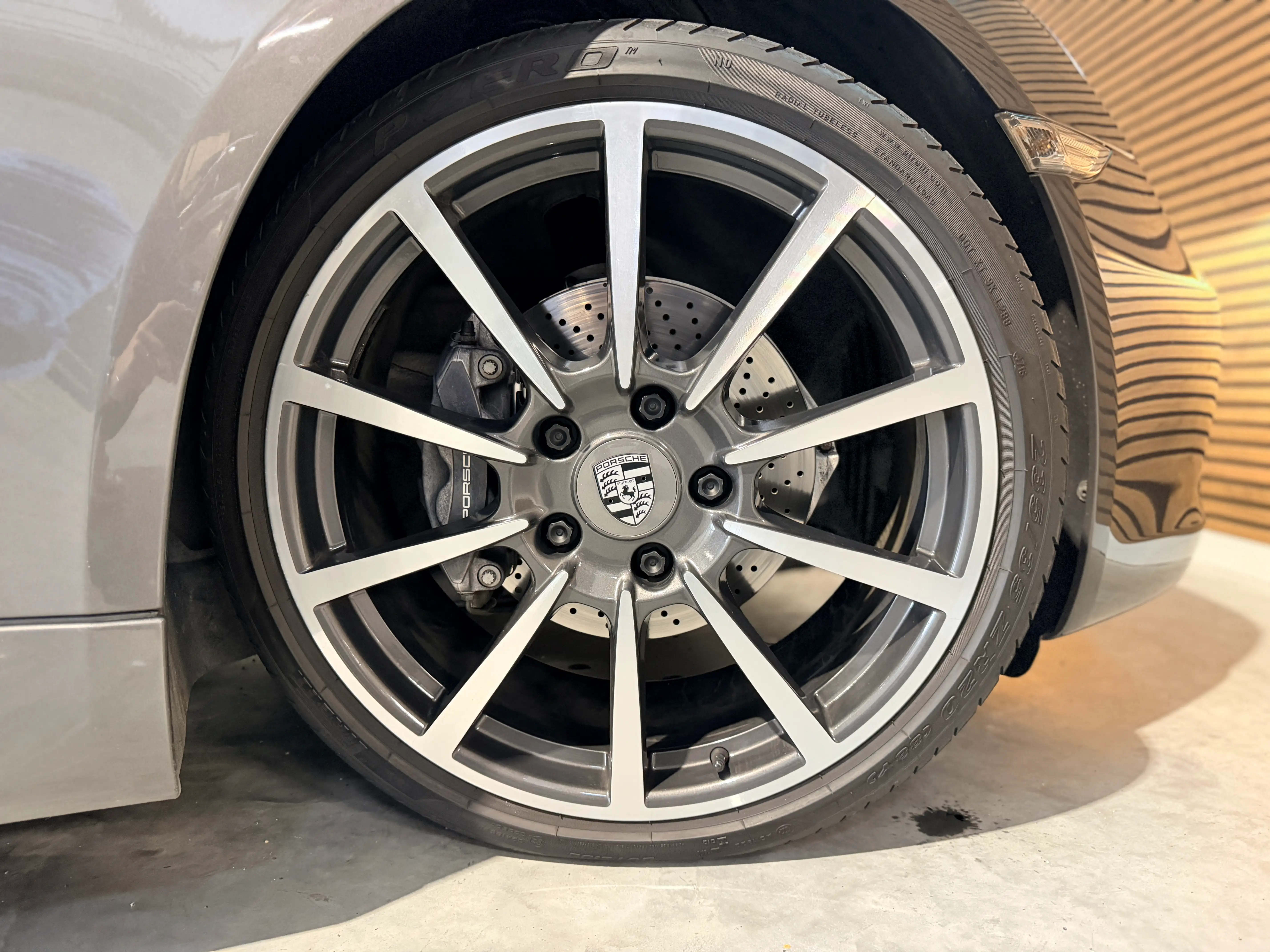 Image secondaire de Porsche Cayman 981 - 275 cv - PDK - 61000 Km - Siege chauffants - Echappement sport - Interieur Cuir - Xenon