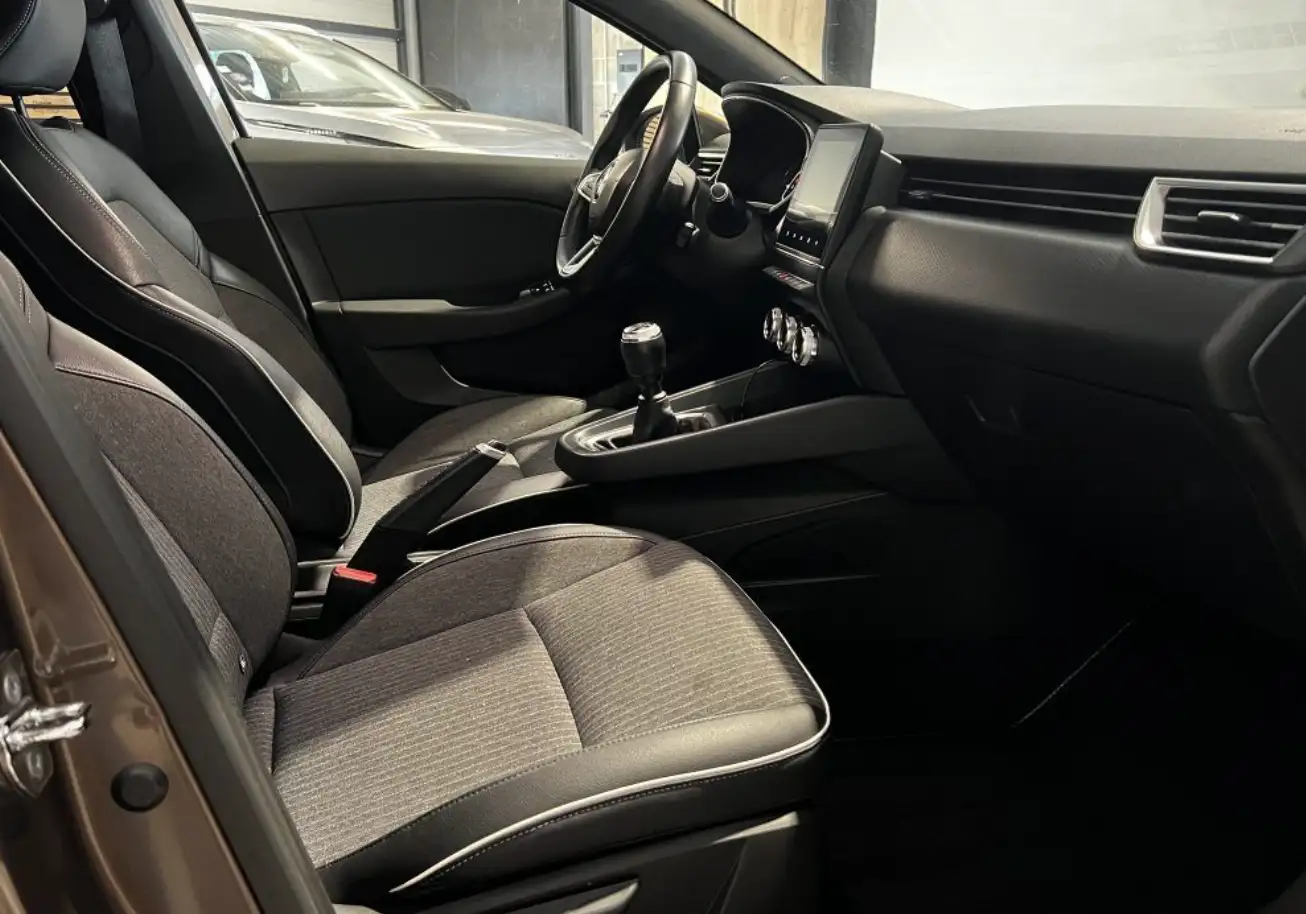 Image secondaire de RENAULT CLIO V 1.0 TCE - 100 cv - 2020 - Carplay - Boite manuelle - 59000 Km - Excellent état