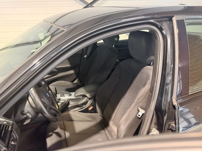 Image secondaire de BMW SERIE 3 - 318DA - 143 cv - 2016 - Pack M Sport - 176 000 KM