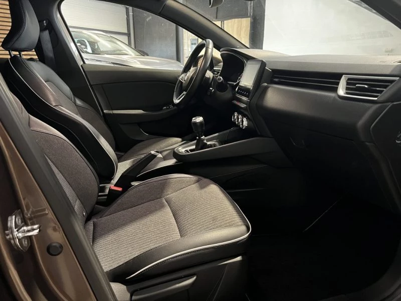 Image secondaire de RENAULT CLIO V 1.0 TCE - 100 cv - 2020 - Carplay - Boite manuelle - 59000 Km - Excellent état